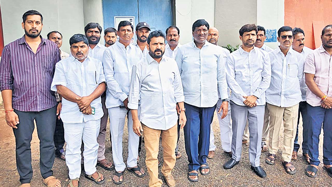 దెబ్బలుతిన్న వారిపైనే కేసులా?