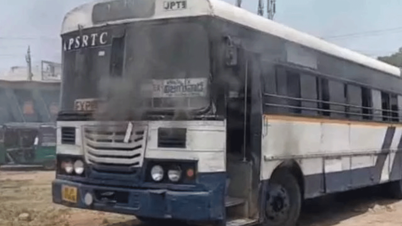 Fire in Bus | తృటిలో తప్పిన ఘోరం.. ఆర్టీసీ బస్సులో మంటలు.. కిటికీల నుంచి దూకిన ప్రయాణికులు