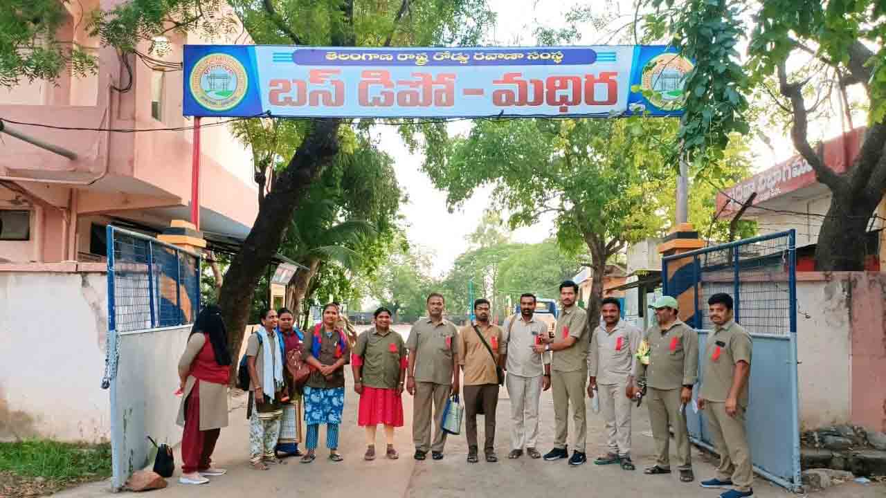 ఆర్టీసీని ప్రభుత్వంలో విలీనం చేయాలి