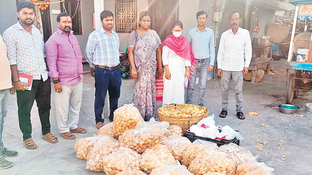 పానీపూరీ తయారీ కేంద్రాలపై దాడులు.. నిల్వ ఉంచిన పదార్థాలు స్వాధీనం