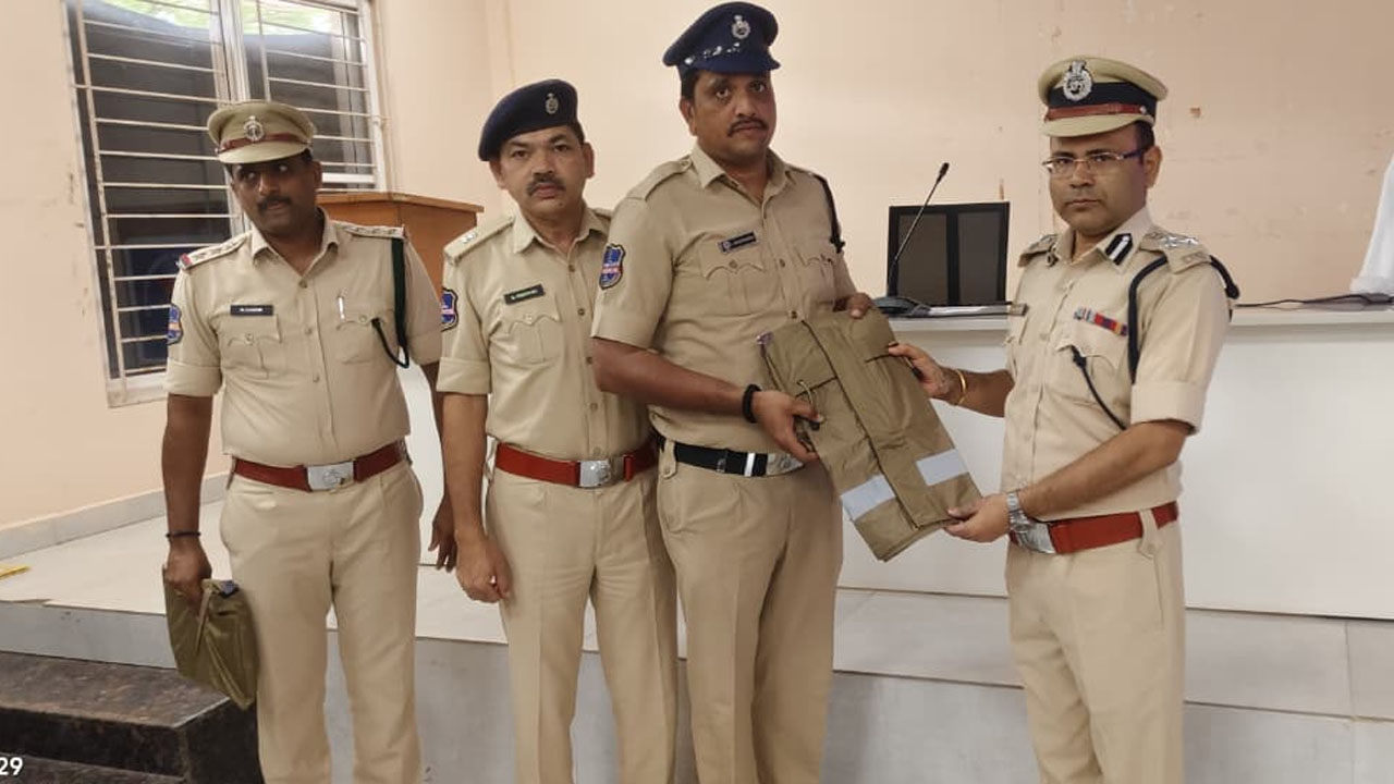 Ramagundam Police | పోలీస్ సిబ్బందికి రెయిన్‌కోట్లు అందజేసిన సీపీ