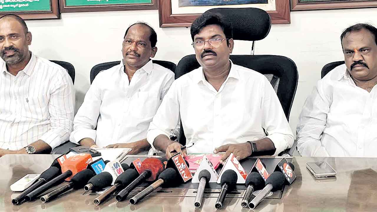 వడ్లు కొనదు.. విత్తనాలియ్యదు