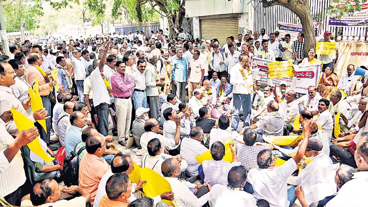 బతికున్నప్పుడే బకాయిలివ్వండి!.. టీజీఎస్‌ఆర్టీసీ రిటైర్డ్‌ ఉద్యోగుల ఆవేదన