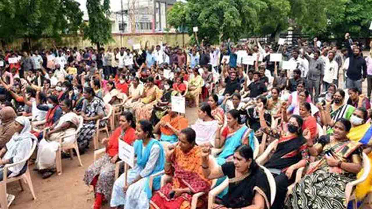 పెన్షన్‌ కోసం రిటైర్డ్‌ విద్యుత్తు ఉద్యోగుల ఆందోళన