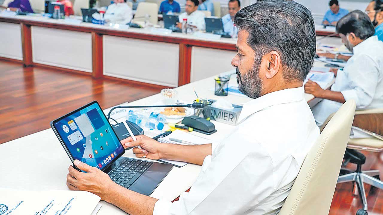 సీఎం వర్సెస్‌ సీనియర్లు క్యాబినెట్‌లో లొల్లి లొల్లి!