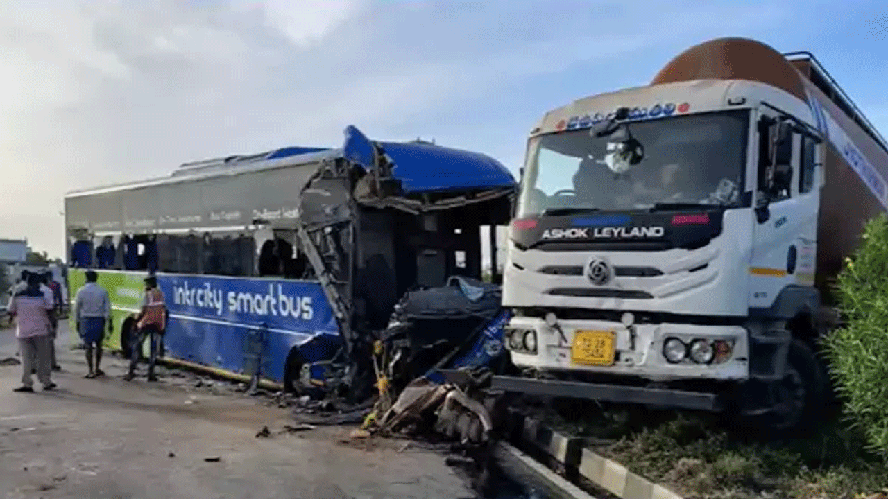 Road accident | రెడీ మిక్స్ లారీని ఢీకొట్టిన ప్రైవేట్ ట్రావెల్స్ బ‌స్సు.. ఇద్ద‌రు డ్రైవ‌ర్ల‌కు తీవ్ర గాయాలు..!