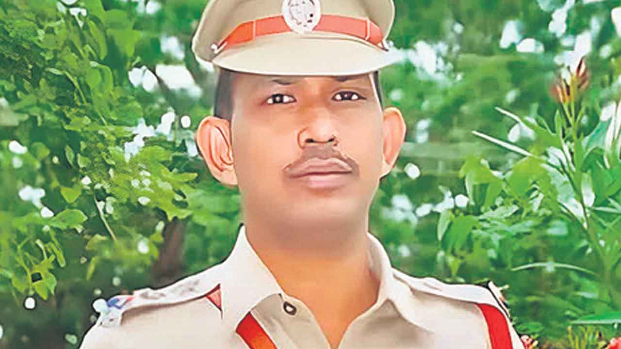 పెళ్లి చేసుకుంటానని నమ్మించి, భర్తతో విడాకులు ఇప్పించి.. వివాహితపై నాలుగేళ్లుగా ఎస్సై అఘాయిత్యం