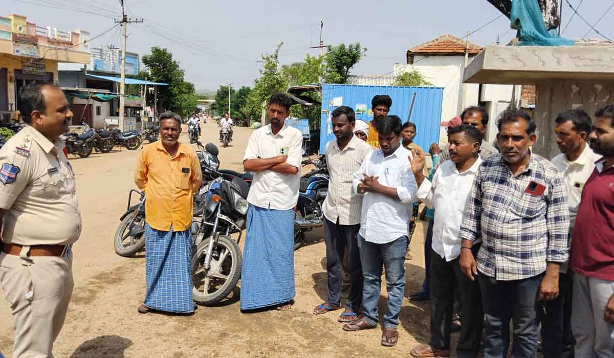 Sirikonda | వాహనదారులు తప్పనిసరిగా హెల్మెట్‌ ధరించాలి.. సిరికొండ ఎస్సై రామకృష్ణ
