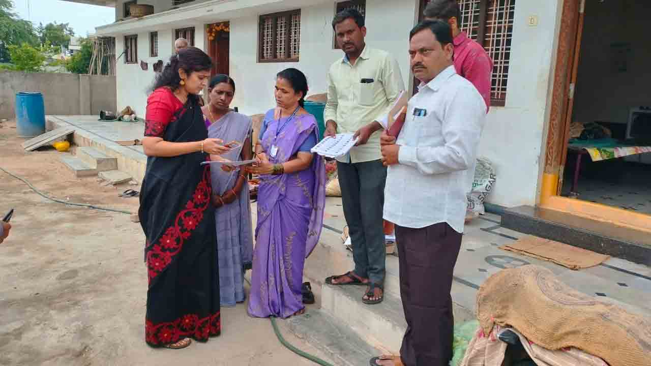 ఎస్ ఐఆర్ నమోదును పరిశీలించిన కలెక్టర్ సీహెచ్ ప్రియాంక