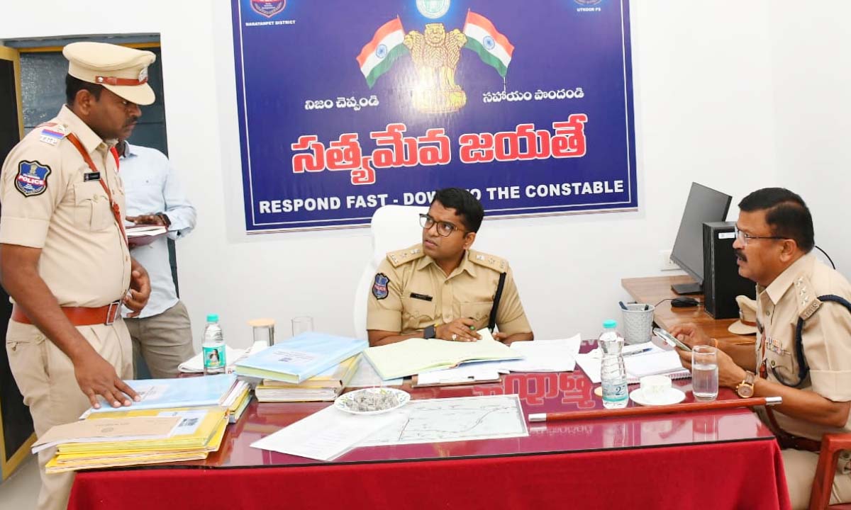 SP Vineeth | ప్రజలకు పోలీసు అధికారులు పారదర్శకంగా సేవలందించాలి : జిల్లా ఎస్పీ వినీత్