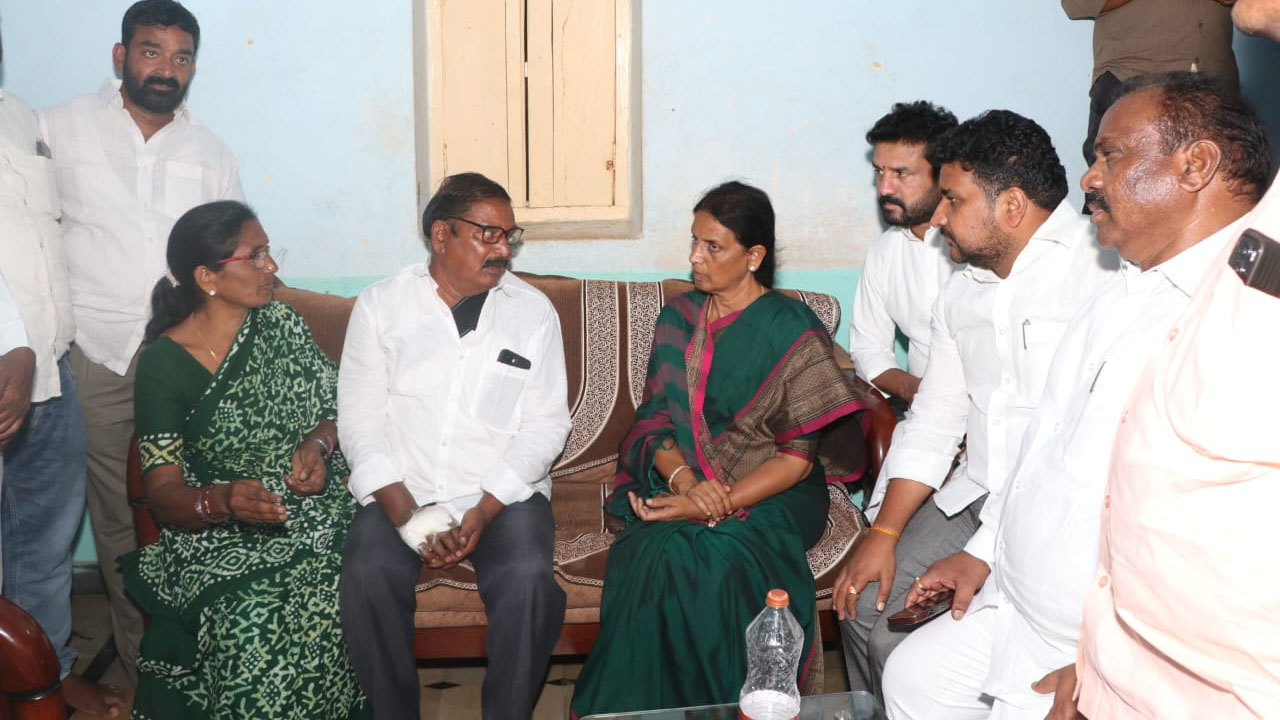 Sabitha Indra Reddy | కాంగ్రెస్‌ నాయకుల దాడిలో గాయపడ్డ బాధితులను పరామర్శించిన మాజీ మంత్రి