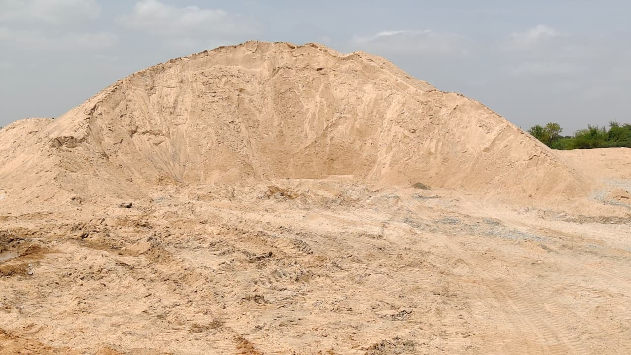 Illegal sand | అక్రమ ఇసుకతో బ్రిడ్జి నిర్మాణం.. ప్రభుత్వాదాయానికి గండి కొడుతున్న కాంట్రాక్టర్
