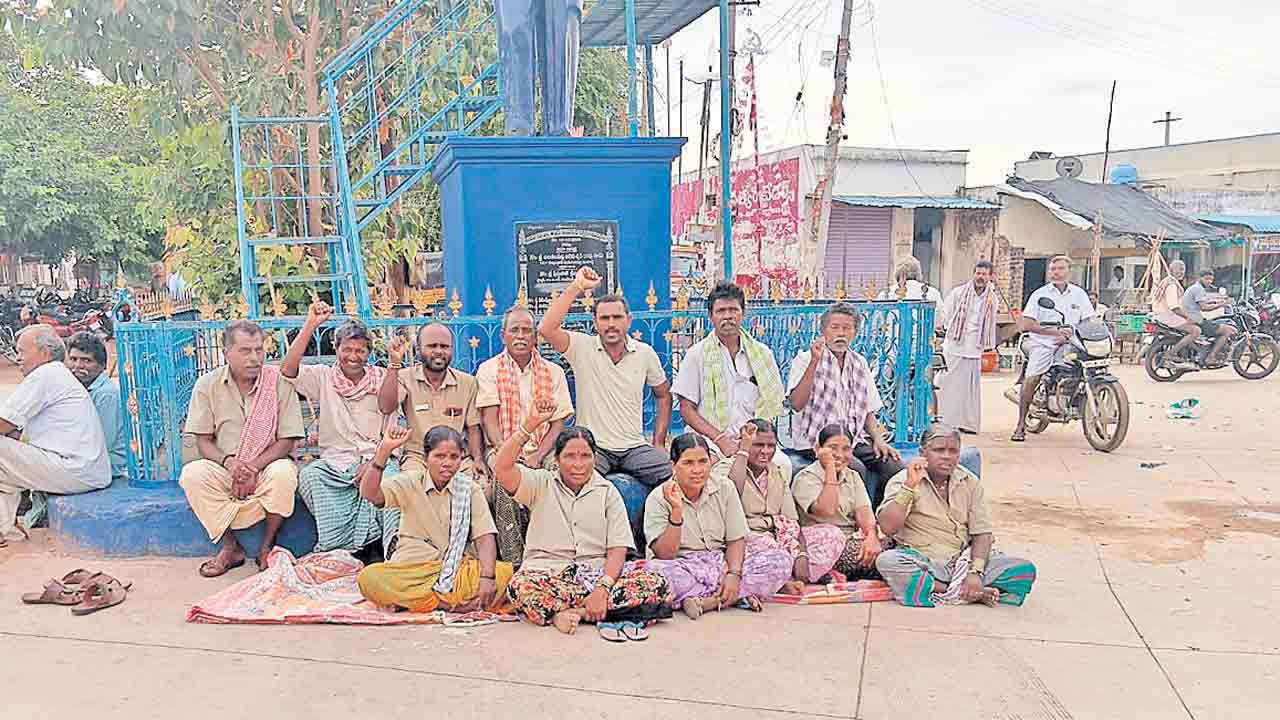 జీతాల కోసం కార్మికుల నిరసన