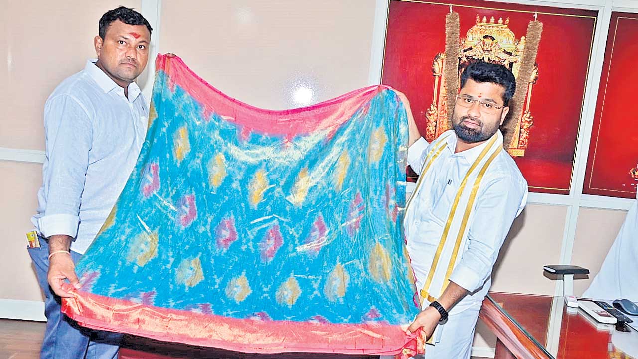 సిరిసిల్ల చేనేత కళాకారుడి మరో అద్భుత సృష్టి