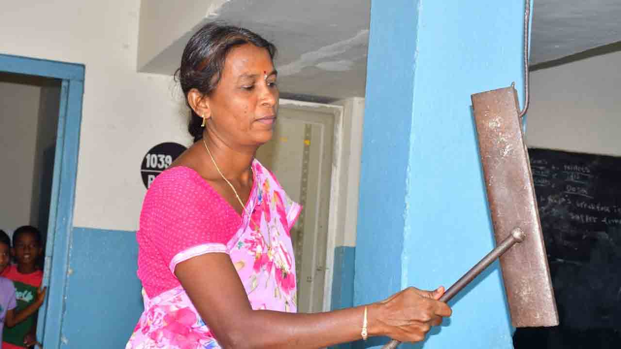 మోగిన బడిగంట