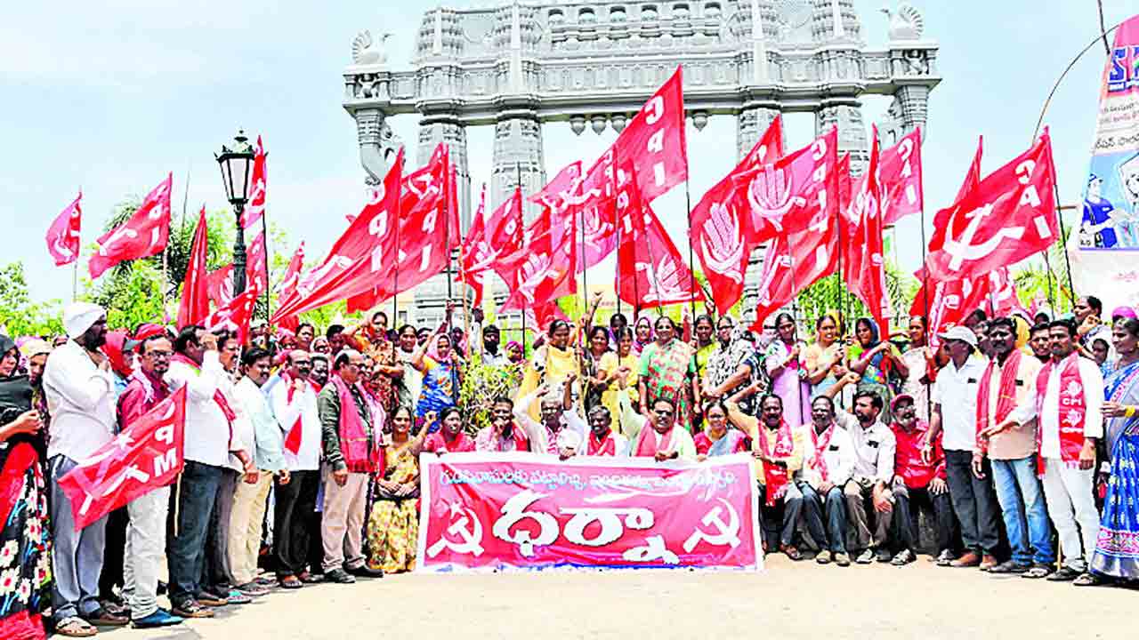 సర్కారు నిర్లక్ష్యంతోనే పోరాటం.. నగరంలోని గుడిసెవాసులకు ఇళ్ల స్థలాలివ్వాలి