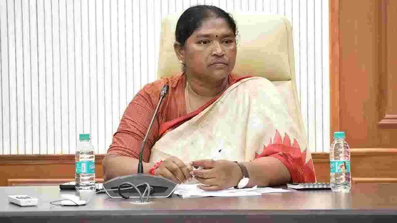 పనుల పురోగతిని స్వయంగా పరిశీలిస్తా!.. మహిళా భవనాల నిర్మాణాలపై సమీక్షిస్తా : సీతక్క