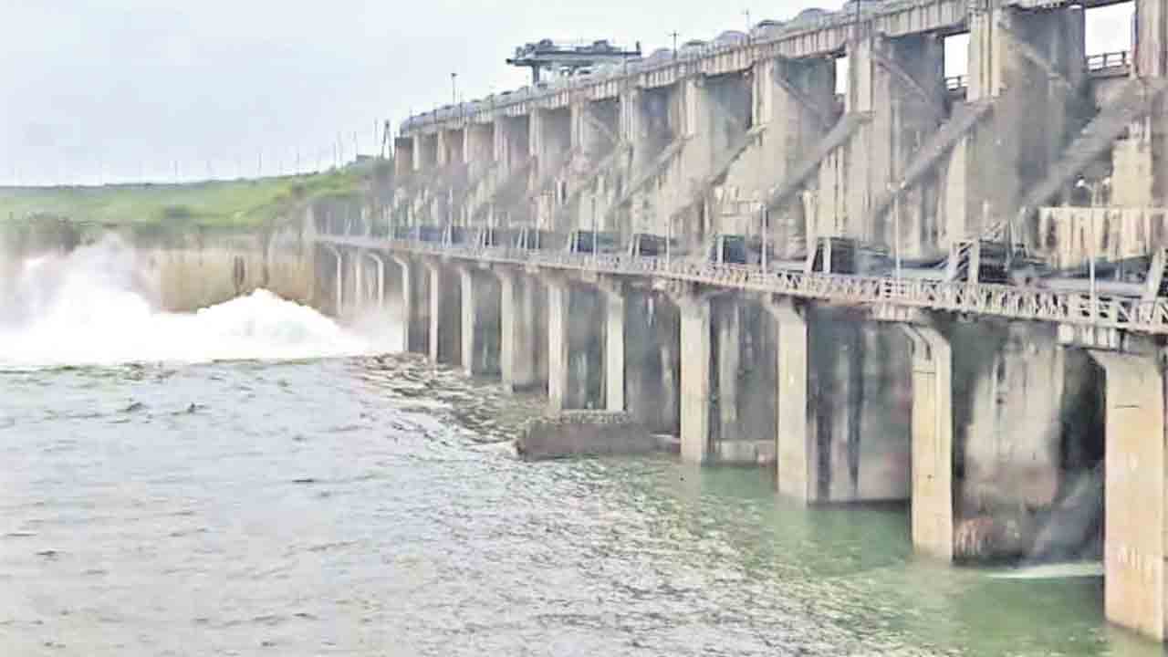 సింగూరు ప్రాజెక్టు నీటి విడుదల