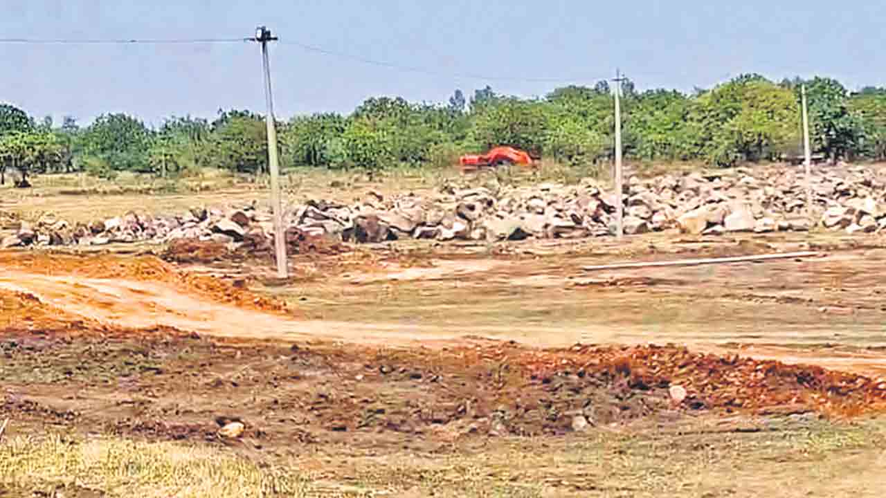 ఆగని భూమ్మర్ది ఆక్రమణ.. సింగూరు భూముల్లో అర్ధరాత్రి పనులు.. మంగళవారమూ యథేచ్ఛగా సాగిన కబ్జాపర్వం