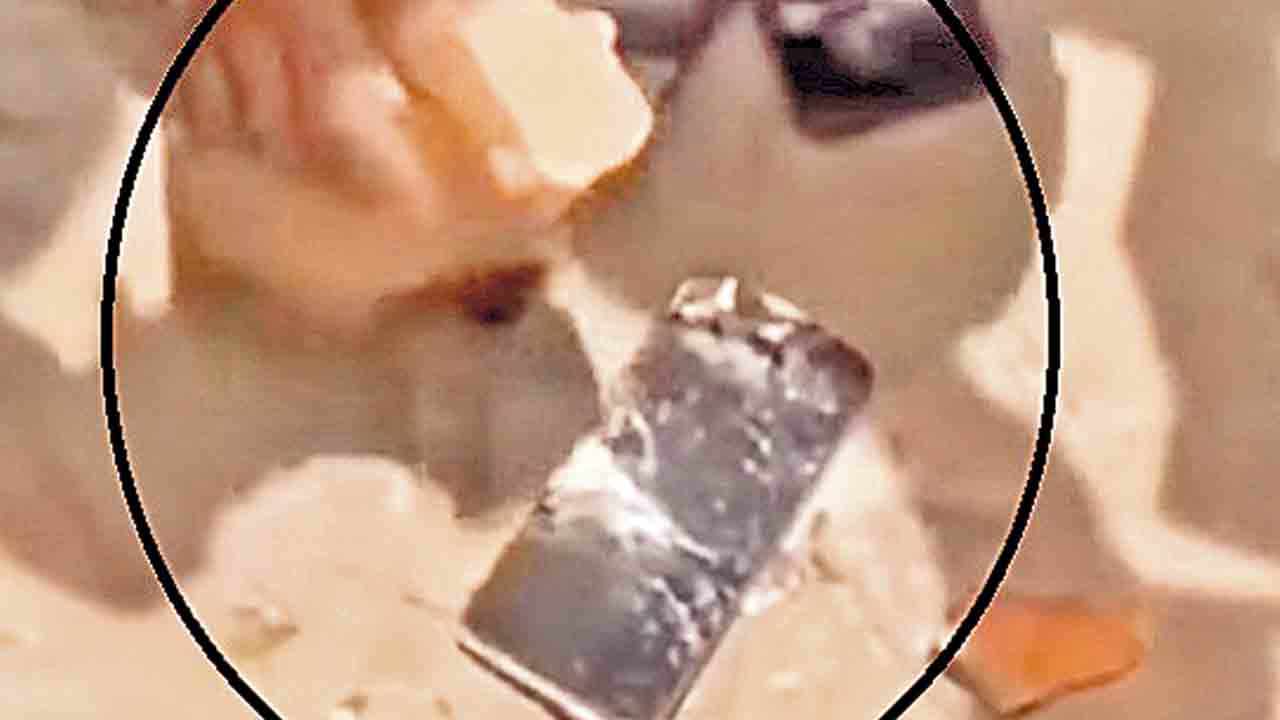 స్మార్ట్‌ఫోన్లను ధ్వంసం చేసిన గ్రామస్తులు!