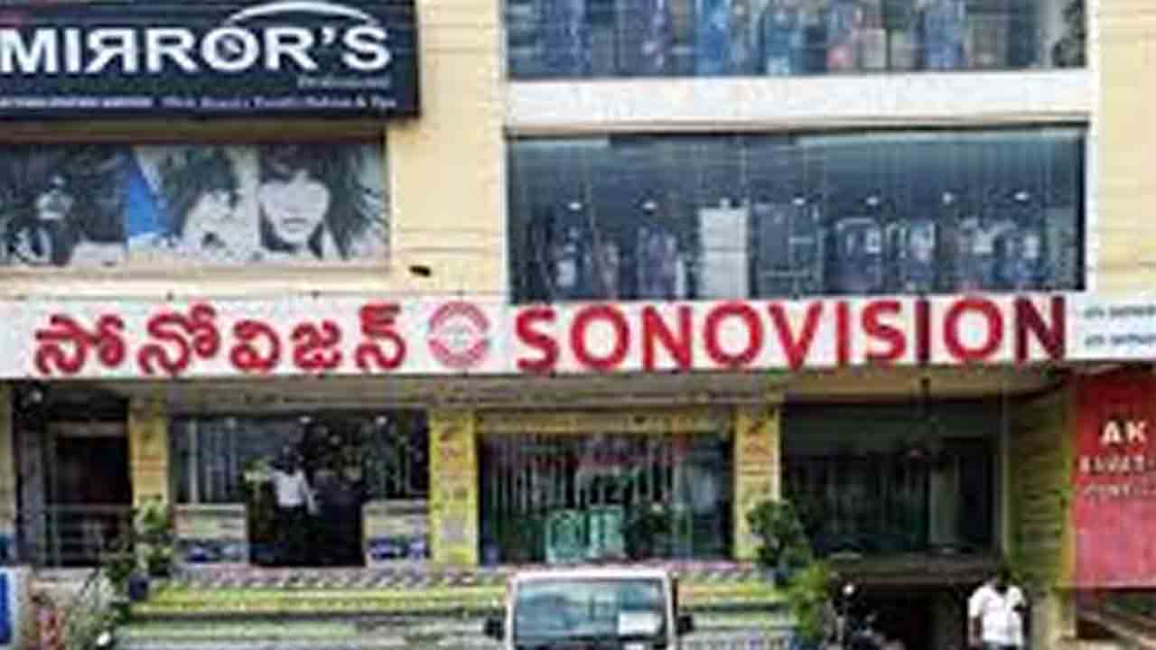 సినీఫక్కీలో సెల్‌ఫోన్ల చోరీ.. ఖమ్మం సోనోవిజన్‌లో ఘటన
