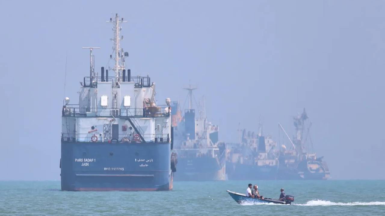 Strait of Hormuz | హార్ముజ్ జలసంధిని మళ్లీ మూసేసిన ఇరాన్.. లెబనాన్‌పై ఇజ్రాయెల్ దాడులే కారణం