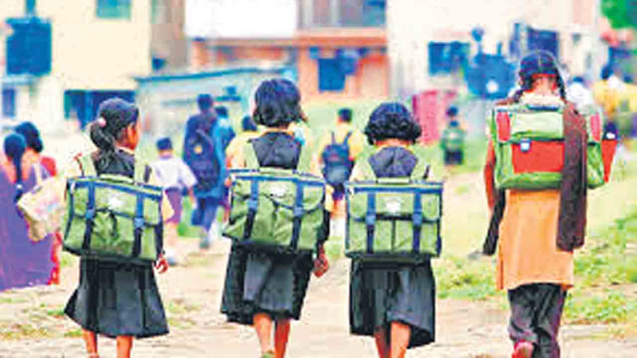 సర్కార్‌ బడిపై ప్రైవేటు కుట్ర