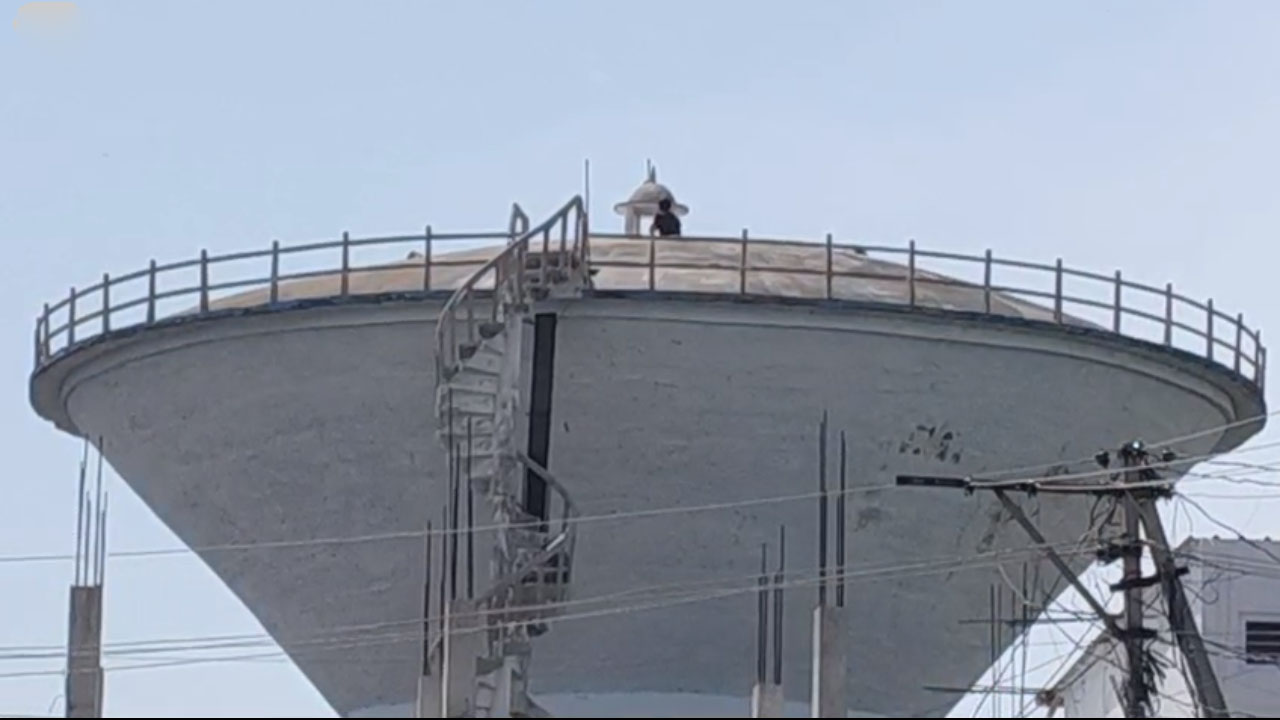 Suicide attempt | ఏఆర్‌ కానిస్టేబుల్‌పై చర్యలు తీసుకోవాలని వాటర్‌ ట్యాంక్‌ ఎక్కిన యువకుడు