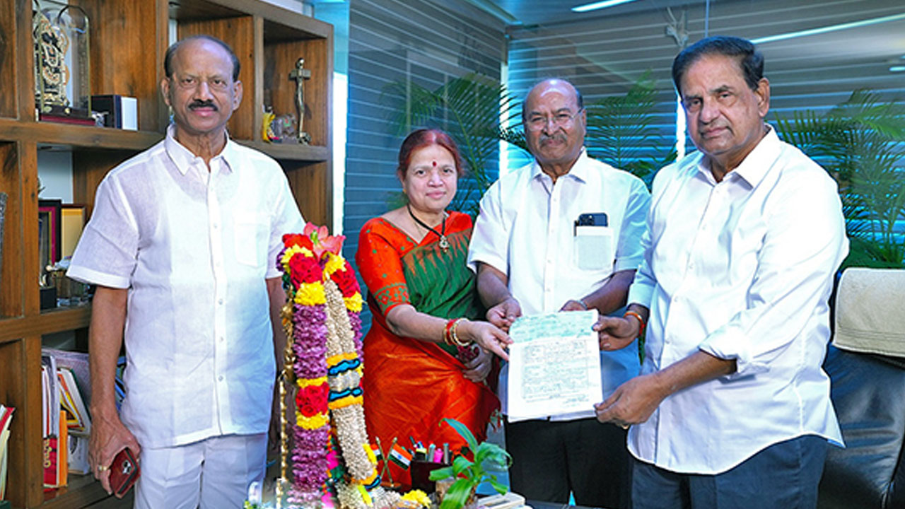 Hyderabad Devotee | టీటీడీకి హైదరాబాద్‌ భక్తుడు రూ.10 లక్షలు విరాళం అందజేత
