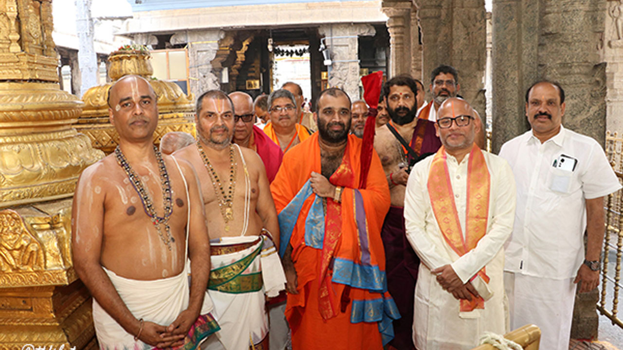 Tirumala | తిరుమలను దర్శించుకున్న కాశీ మఠం సంస్థానం పీఠాధిపతి