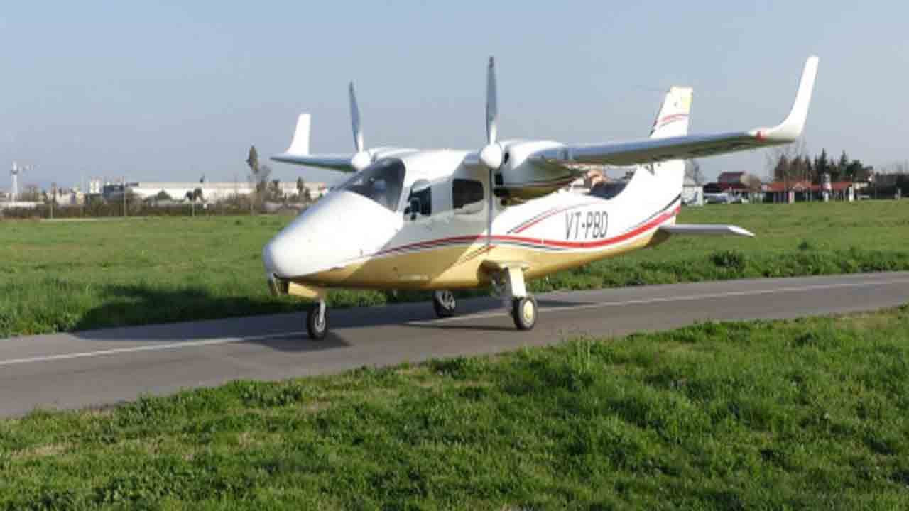 propeller hits Trainee pilot | తిరుగుతున్న ప్రొపెల్లర్‌ తగిలి.. మహిళా ట్రైనీ పైలట్‌కు గాయాలు