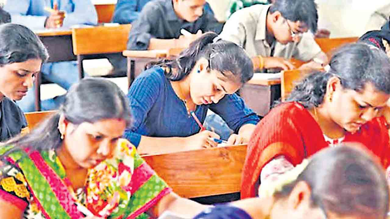 విద్యార్హతల కటాఫ్‌ తేదీతో నష్టం.. ఫైనల్‌ ఇయర్‌ అభ్యర్థులకు శాపం
