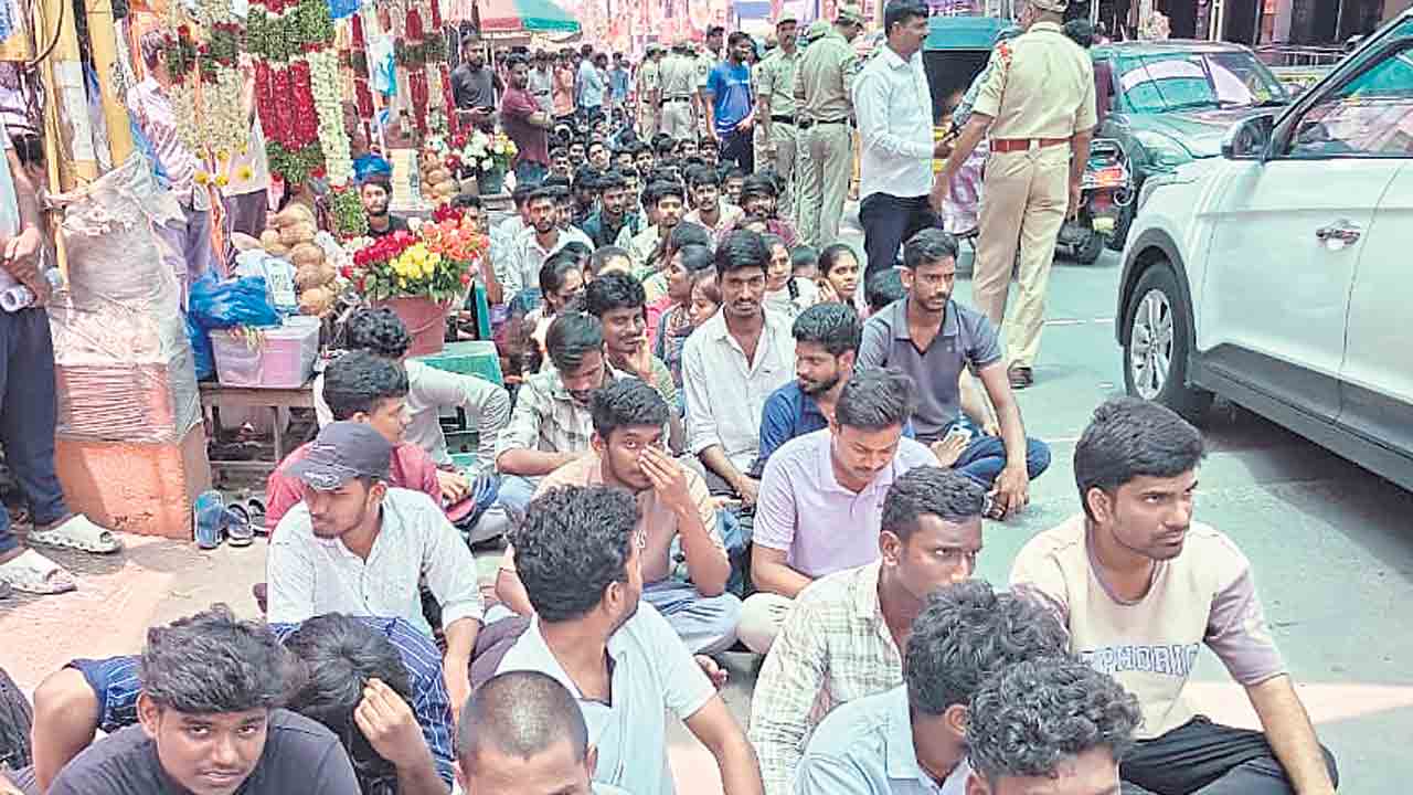 నిరుద్యోగుల మెరుపు ధర్నా