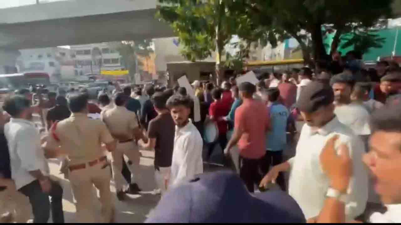 Unemployees | దిల్‌సుఖ్‌నగర్‌లో నిరుద్యోగులపై పోలీసుల లాఠీచార్జ్ .. వీడియో