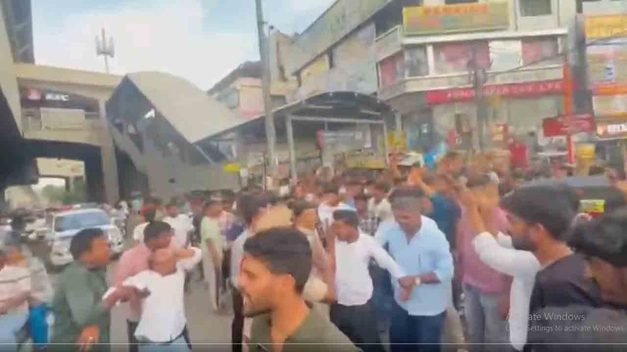 Unemployees Strike | దిల్ సుఖ్‌నగర్ మెట్రో వద్ద నిరుద్యోగుల ధర్నా.. వీడియో