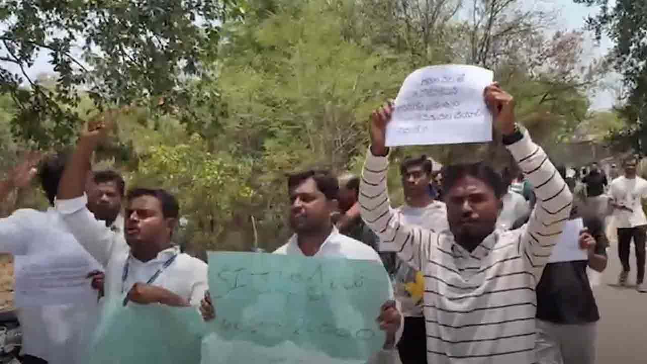 Unemployees | 2 లక్షల ప్రభుత్వ ఉద్యోగాలు భర్తీ చేయాలంటూ ఓయూలో నిరుద్యోగుల ధర్నా.. వీడియో