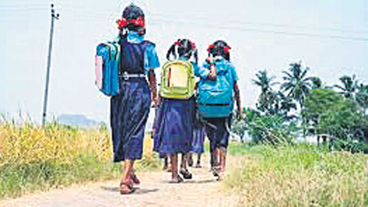 ఇప్పట్లో యూనిఫాంలు లేనట్టే..!