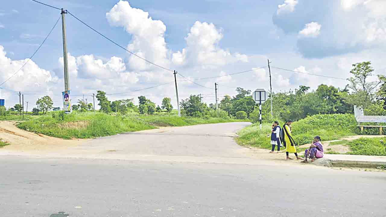 రాత్రయితే బుగులు..!