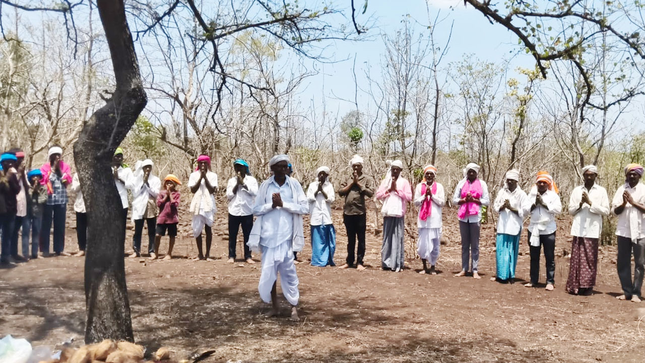 Adivasis | వర్షాలు సంవృద్ధిగా కురవాలని వన దేవతకు ఆదివాసుల పూజలు