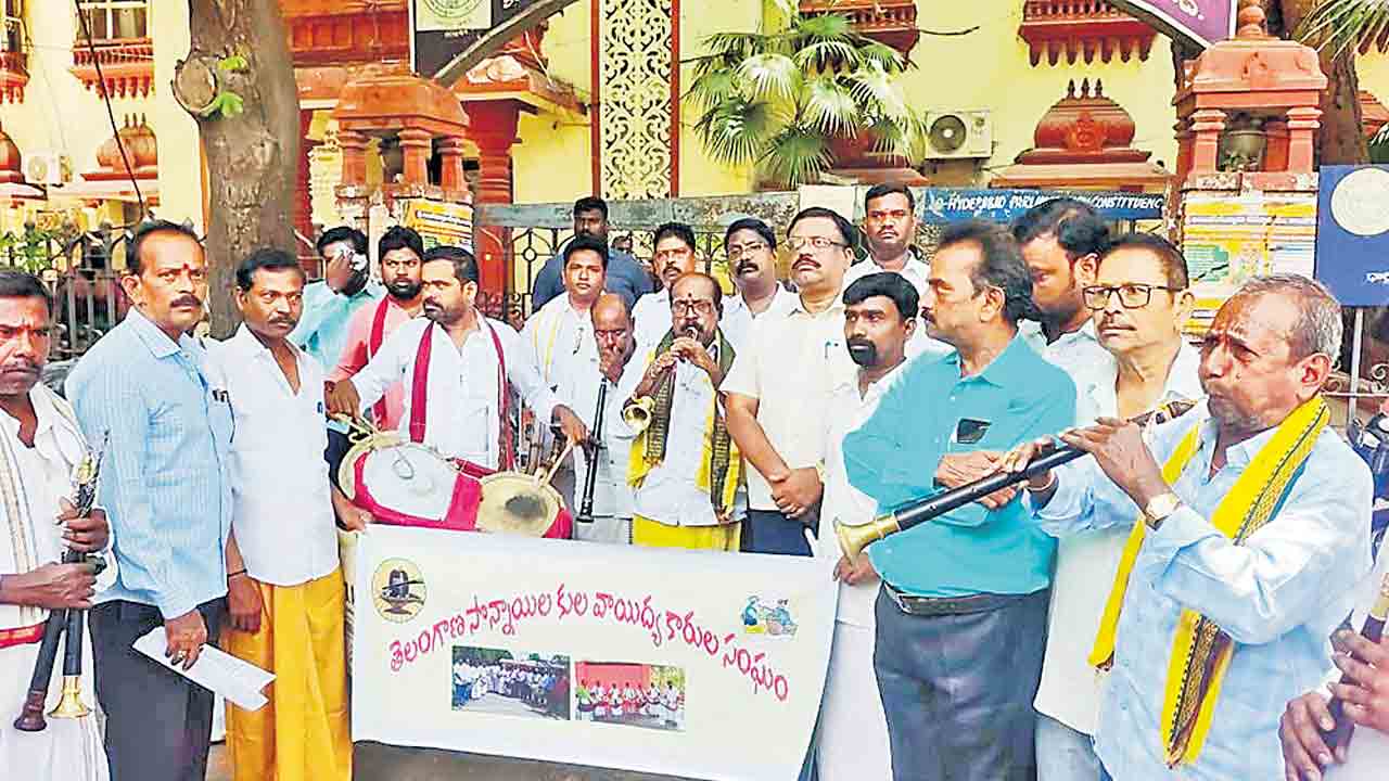 తెలంగాణలో ఆంధ్రా కళాకారులకు ప్రాధాన్యమా?