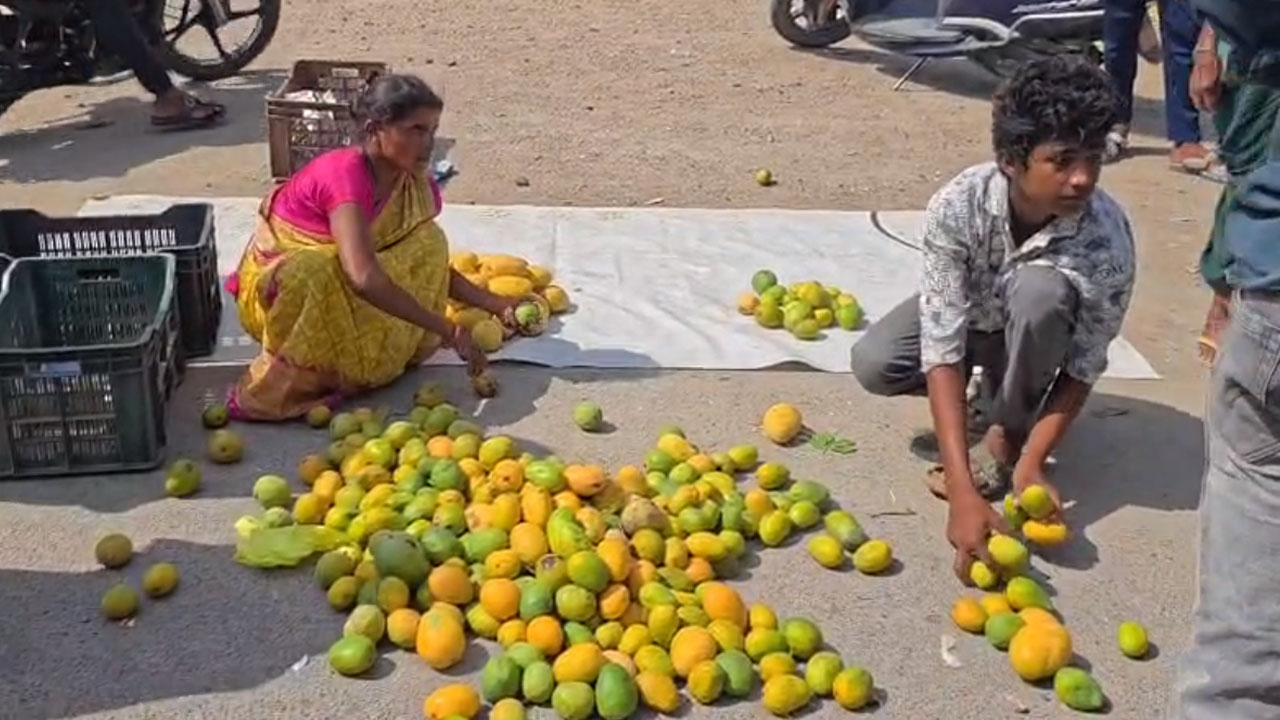 Vemulawada | వేములవాడ మార్కెట్‌లో కాంట్రాక్టర్‌ దౌర్జన్యం.. ఆందోళనలో రైతులు, వ్యాపారులు
