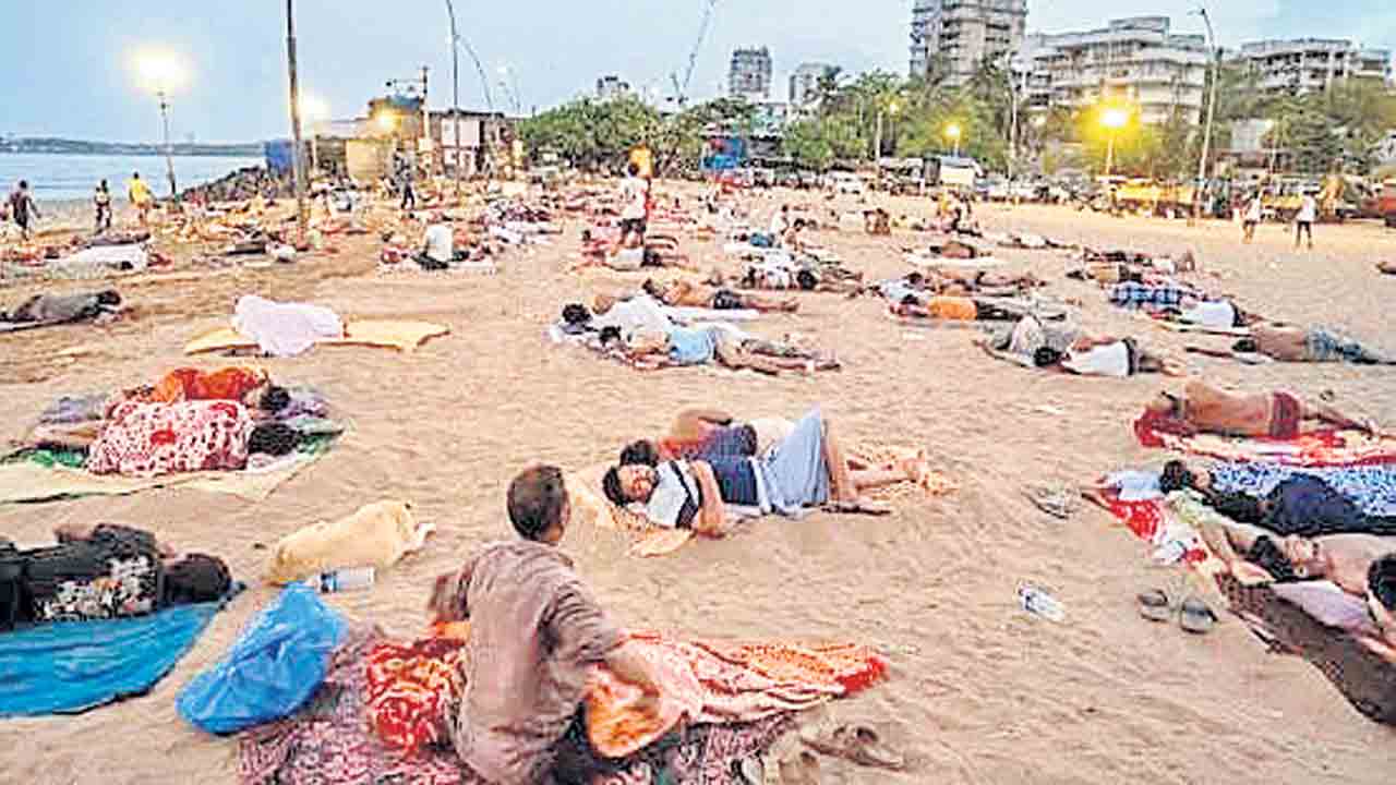కరెంట్‌ కోతలు.. బీచ్‌లలో ప్రజల నిద్ర
