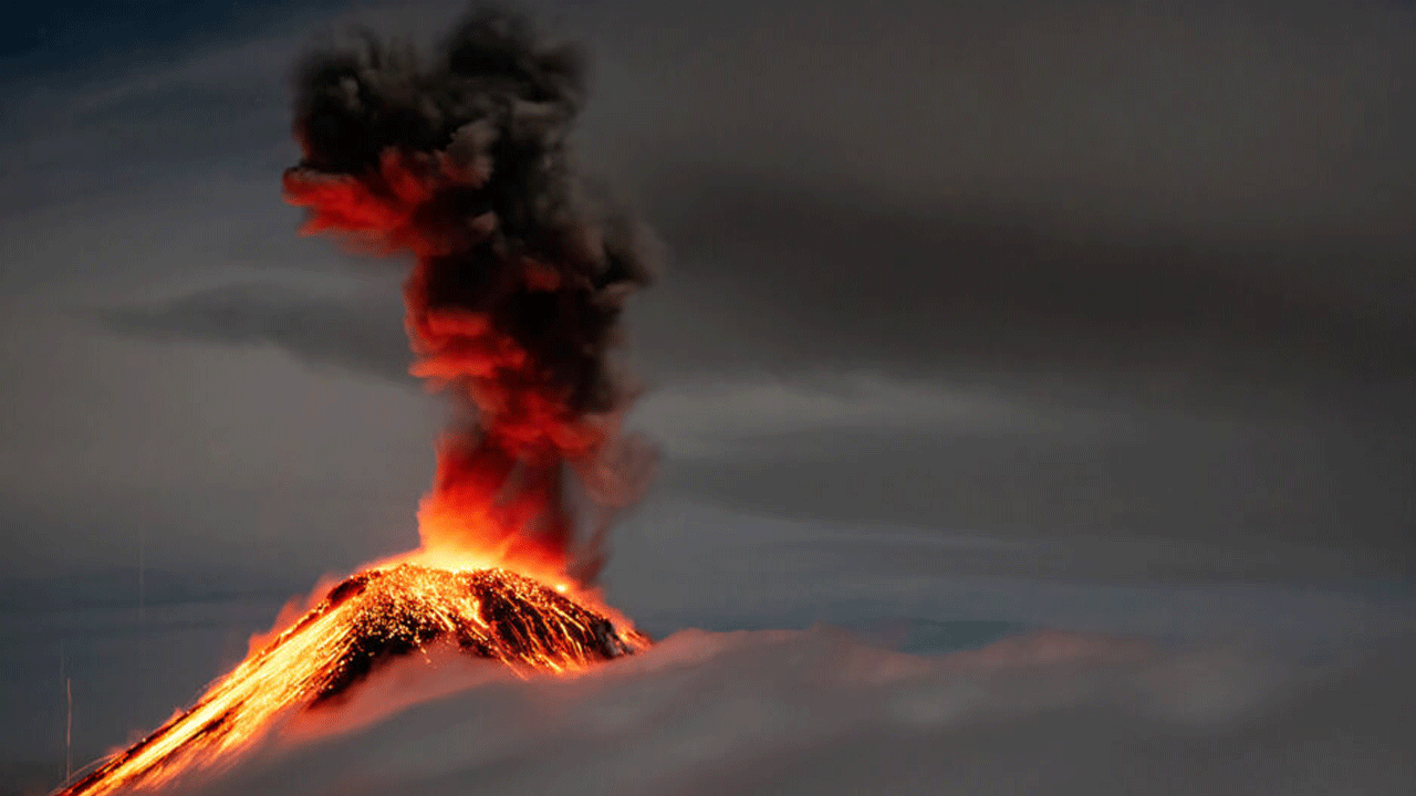 Volcano eruption | అగ్నిపర్వతం నుంచి భారీ విస్ఫోటనం.. పరుగులు తీసిన పర్యాటకులు