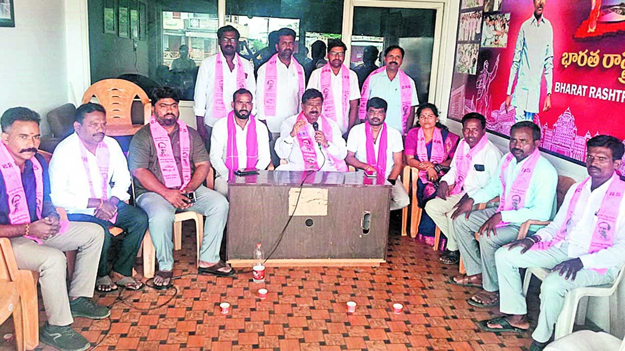 సీఎం రేవంత్‌కు దమ్ముంటే సొసైటీలకు ఎన్నికలు నిర్వహించాలి