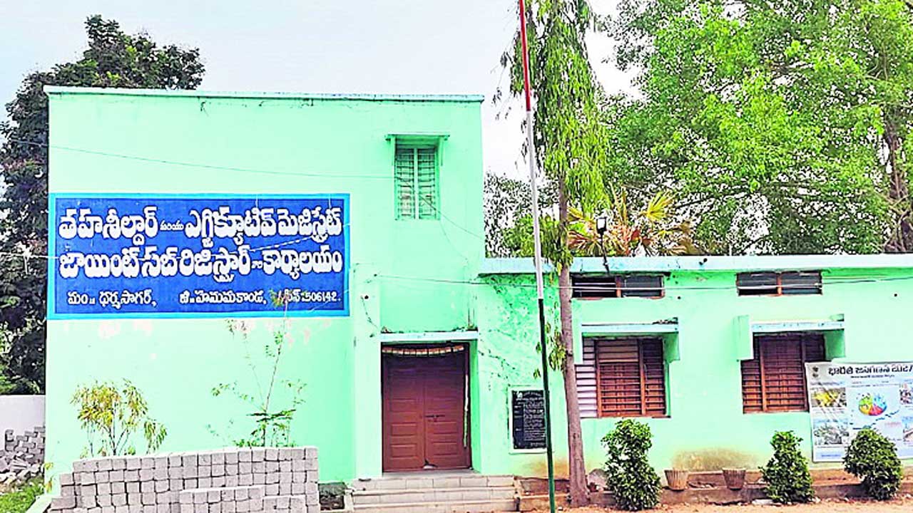 కాసులిస్తేనే.. ఫైళ్లకు కాళ్లొస్తయ్‌!