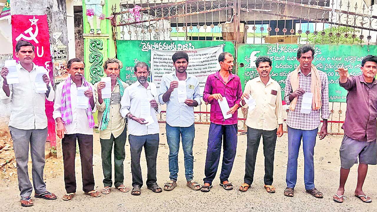 వ్యాపారులు అరిగోస పెడుతుండ్రు