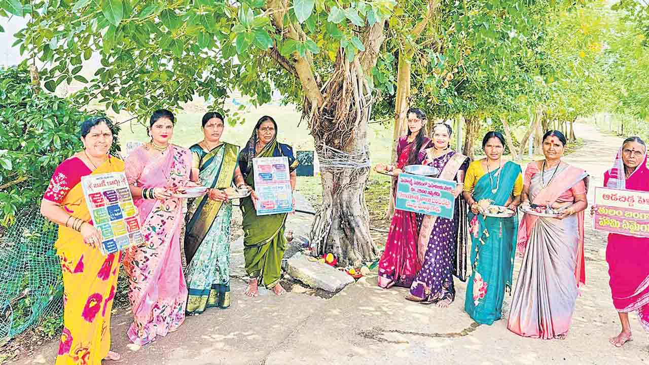 వట వృక్షానికి పూజలు చేసి నిరసన