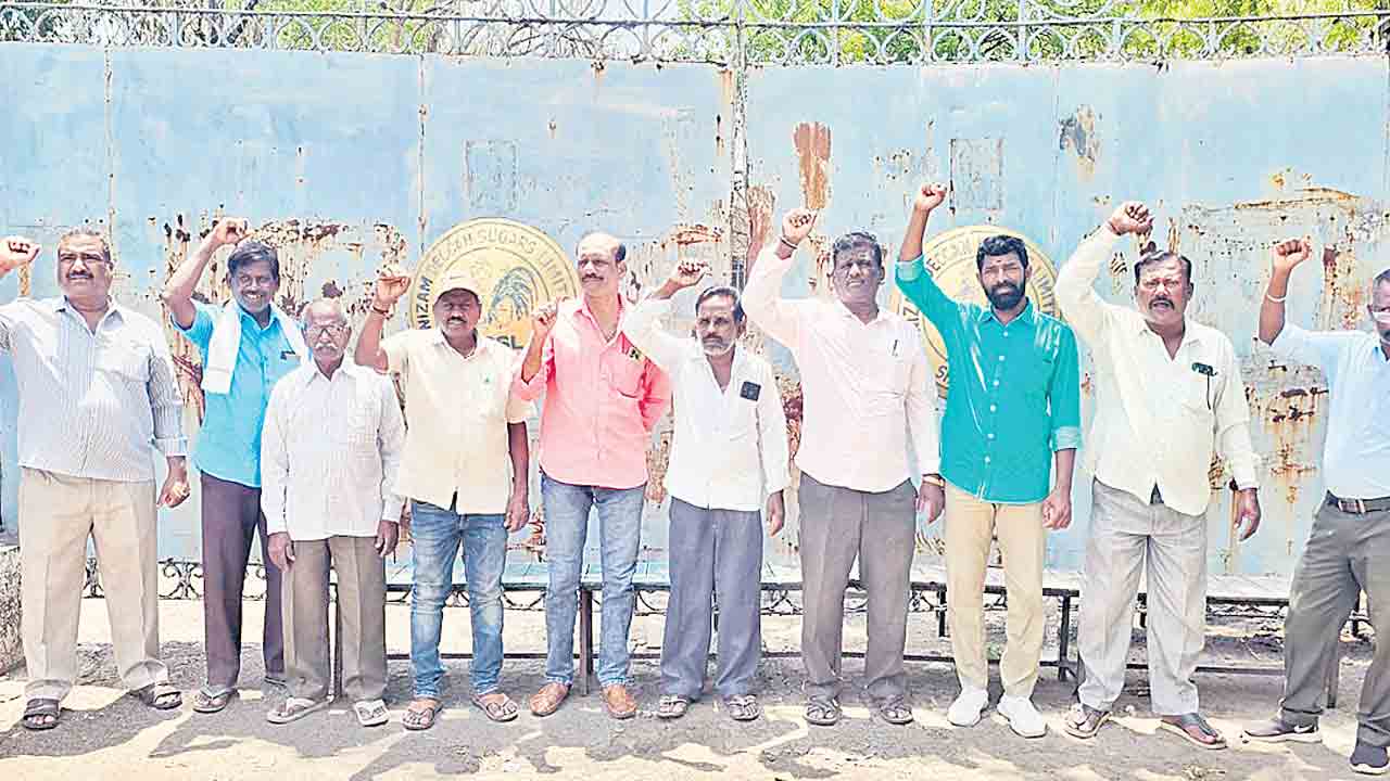 వేతన బకాయిలు చెల్లించాలి