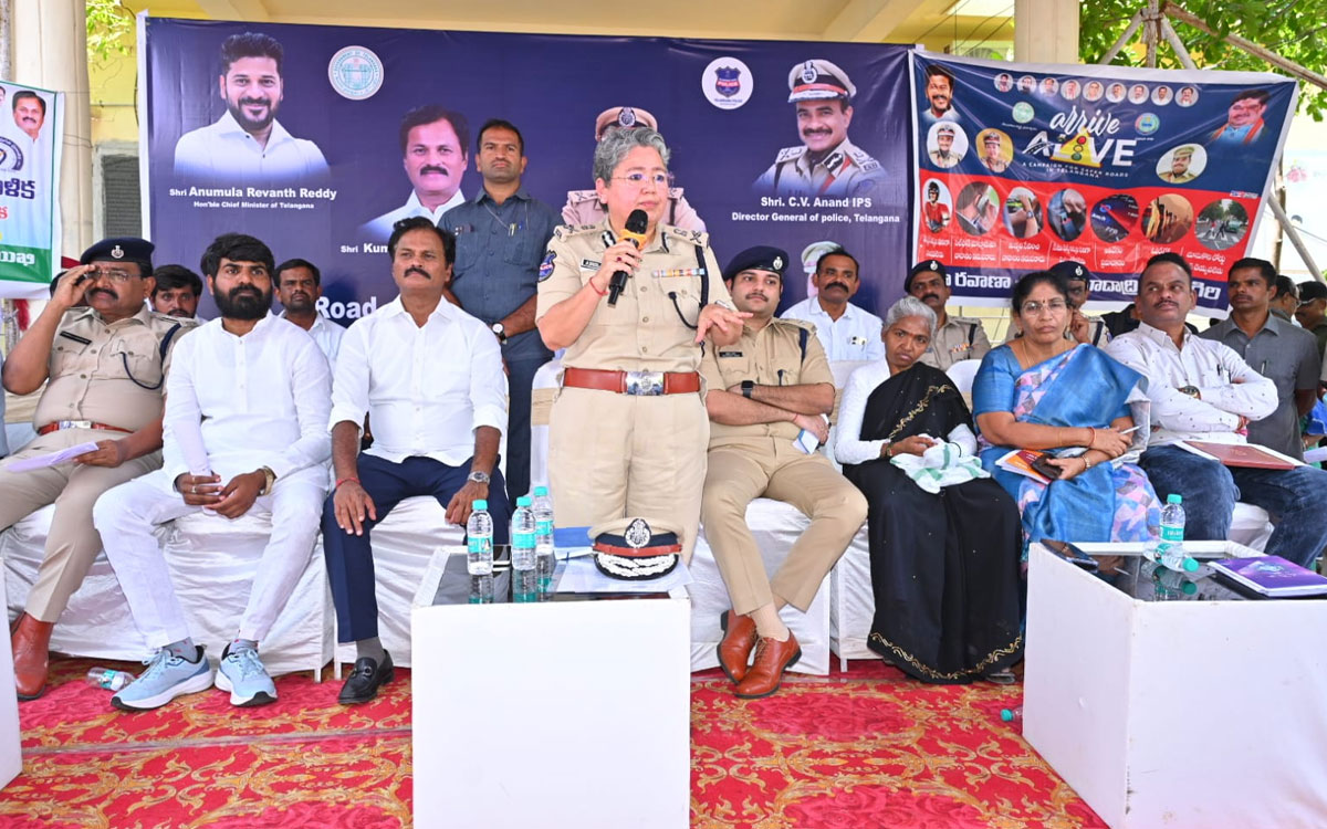 రోడ్డు భద్రత నియమాలు పాటించాలి : అభిలాషా బిష్త్