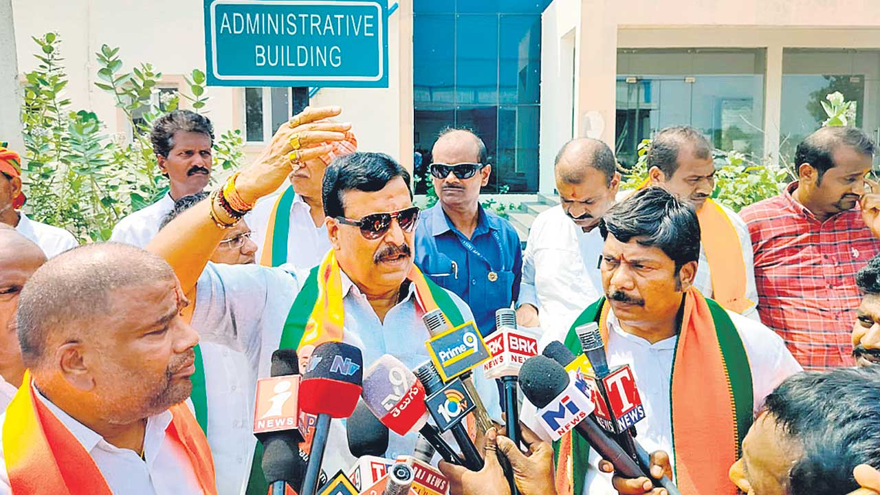 ‘ఫుడ్‌పార్క్‌’ పేరిట భూముల ధారాదత్తమా?